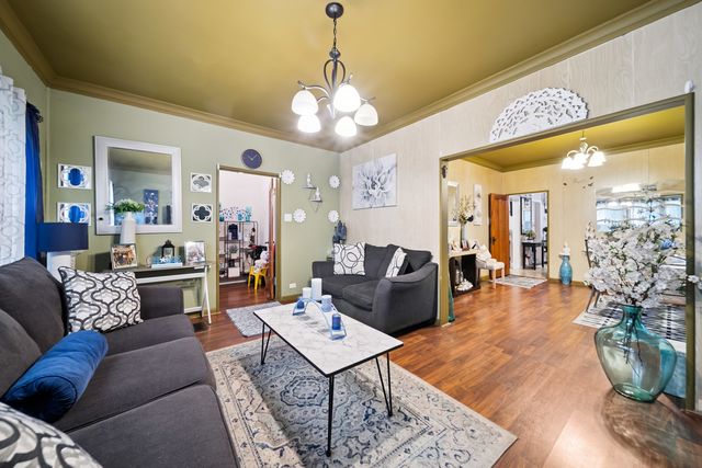 5021 W Nelson Street, Chicago, IL 60641