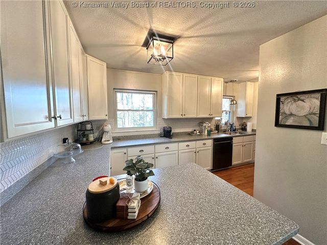 10 Lakeview Court, St Albans, WV 25177