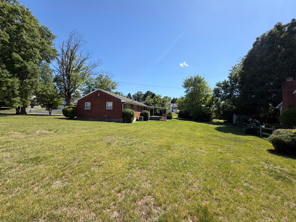 1229 Mountain View RD, Vinton, VA 24179
