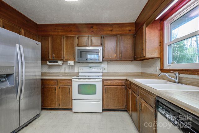 220 Leverette Drive, Hendersonville, NC 28791