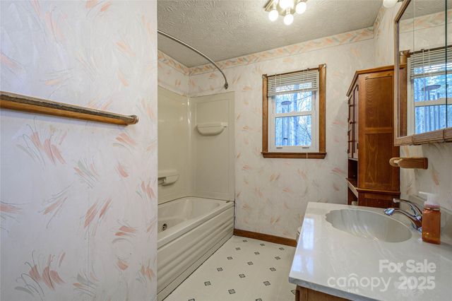 220 Leverette Drive, Hendersonville, NC 28791