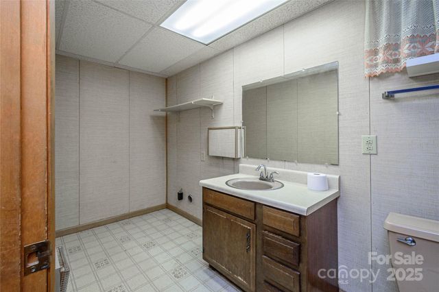 220 Leverette Drive, Hendersonville, NC 28791