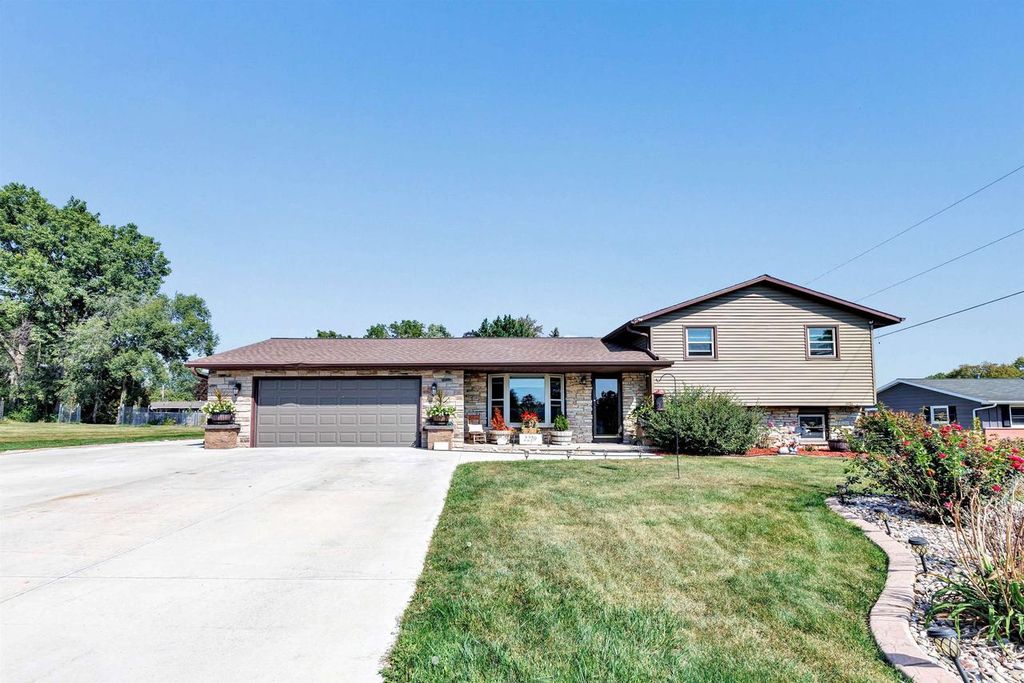 2219 MOONRISE COURT, Green Bay, WI 54311