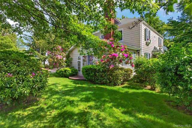 25 Carlton Street, Malverne, NY 11565