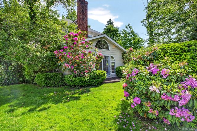 25 Carlton Street, Malverne, NY 11565