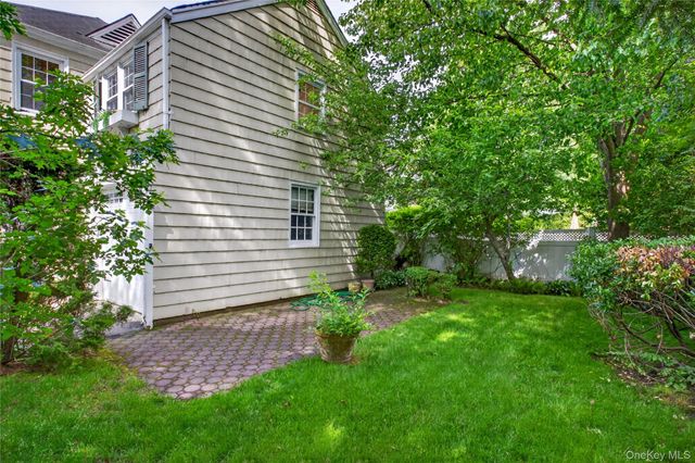25 Carlton Street, Malverne, NY 11565