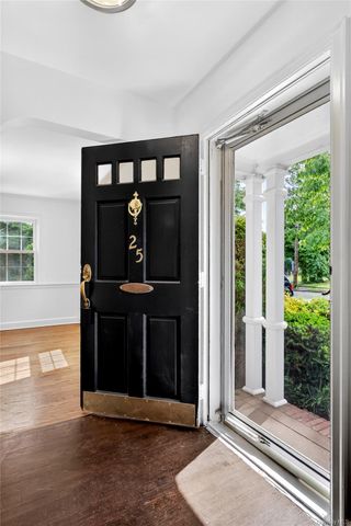 25 Carlton Street, Malverne, NY 11565