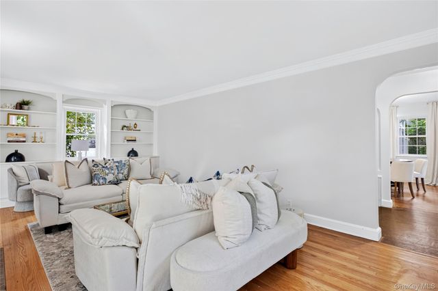 25 Carlton Street, Malverne, NY 11565