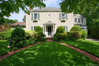 25 Carlton Street, Malverne, NY 11565