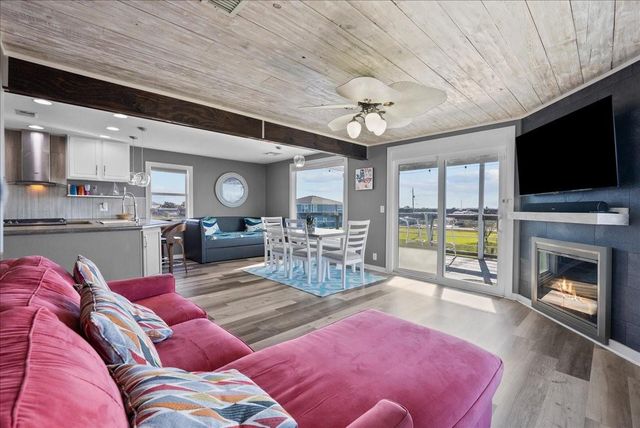 6931 West Holiday Street, Hitchcock, TX 77563