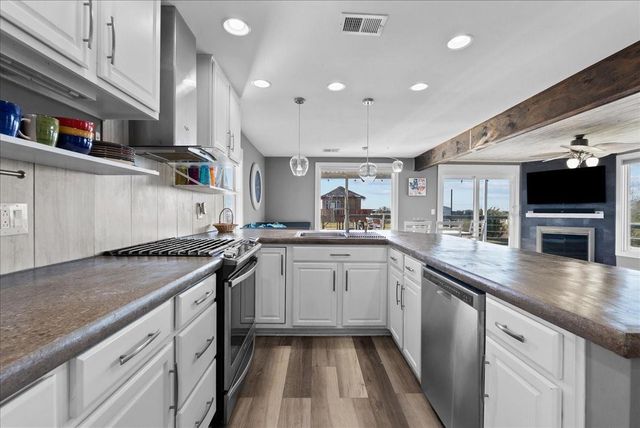 6931 West Holiday Street, Hitchcock, TX 77563