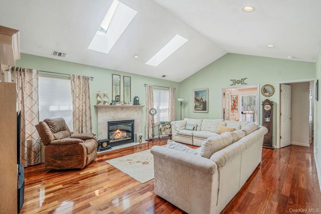 4 Alexandra Drive, Middle Island, NY 11953