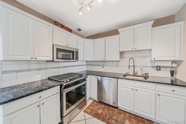 4 Alexandra Drive, Middle Island, NY 11953