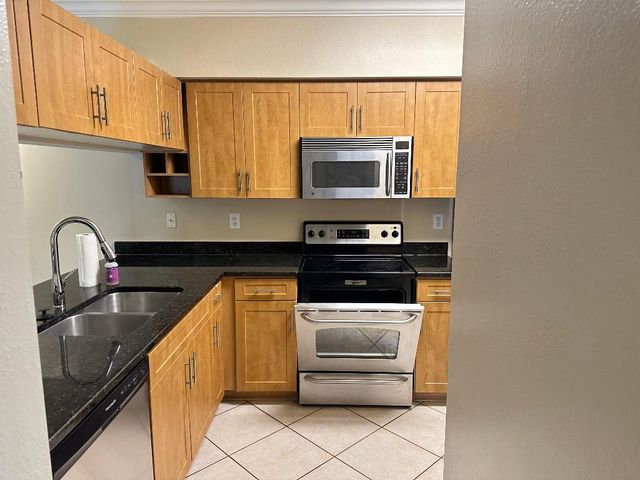 6521 Emerald Dunes Drive 307, West Palm Beach, FL 33411