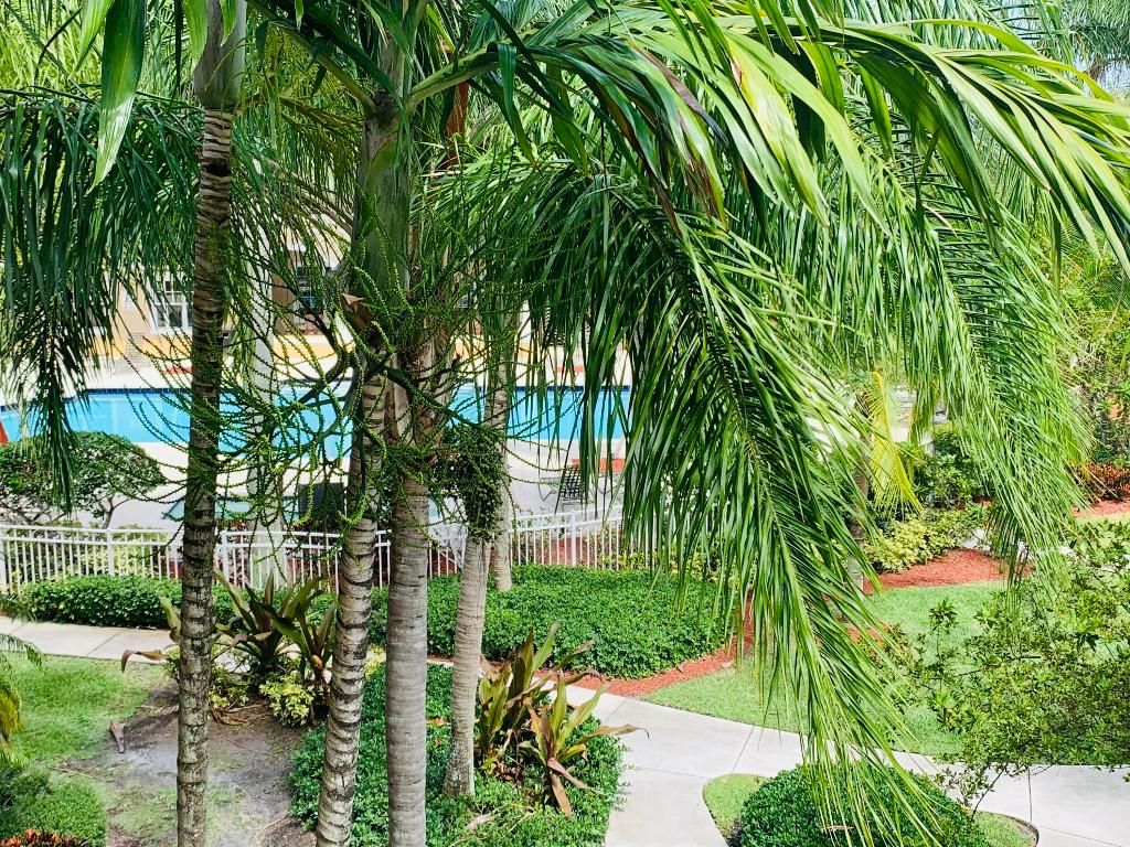 6521 Emerald Dunes Drive 307, West Palm Beach, FL 33411