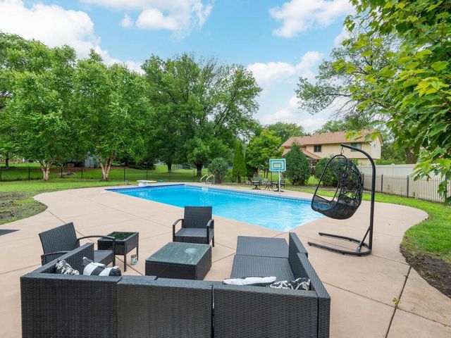 18511 Maple Leaf Drive, Eden Prairie, MN 55346