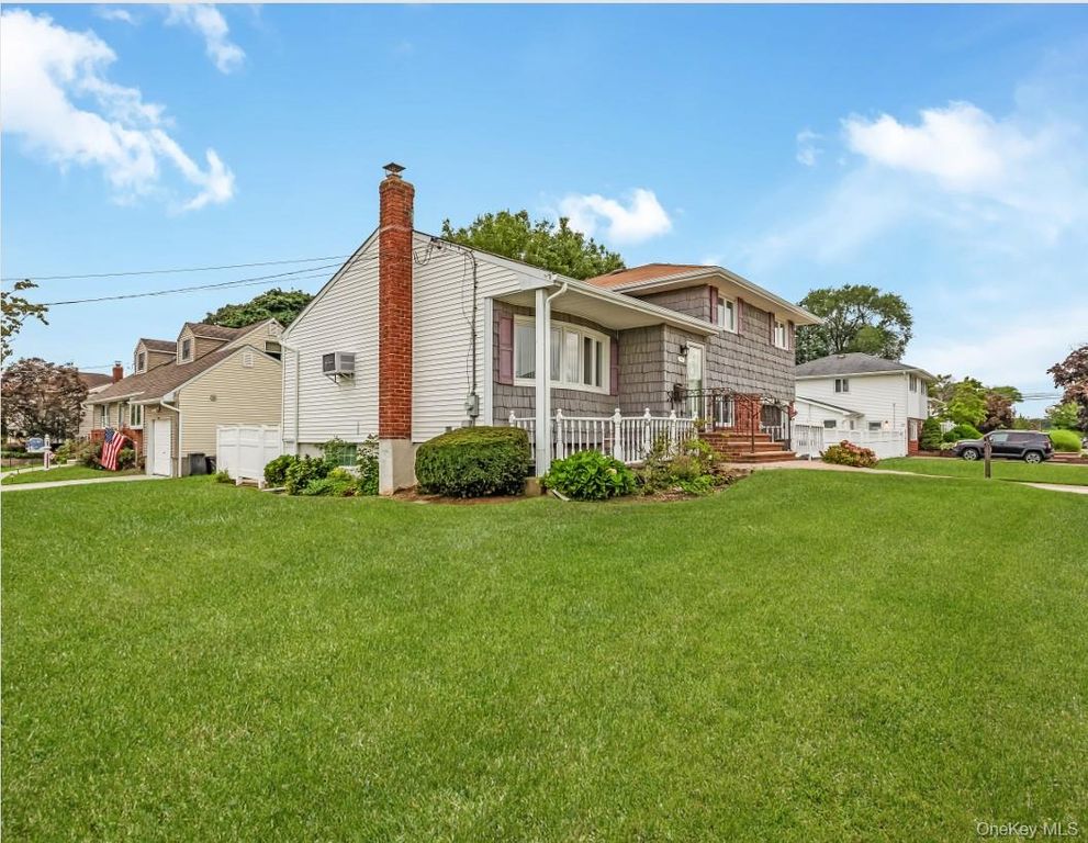 162 Washington Street, Farmingdale, NY 11735 — photo 2