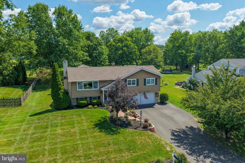 126 SURREY LN, HARLEYSVILLE, PA 19438 — exterior