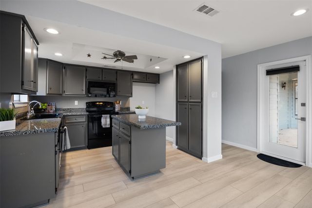 703 Oakridge DR, Round Rock, TX 78681