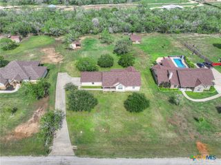 175 Creekwood Drive, Gonzales, TX 78629