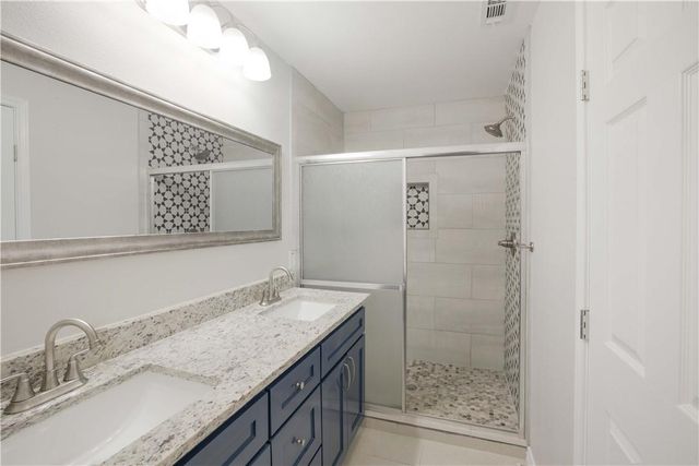 214 Lizzie ST B, Taylor, TX 76574