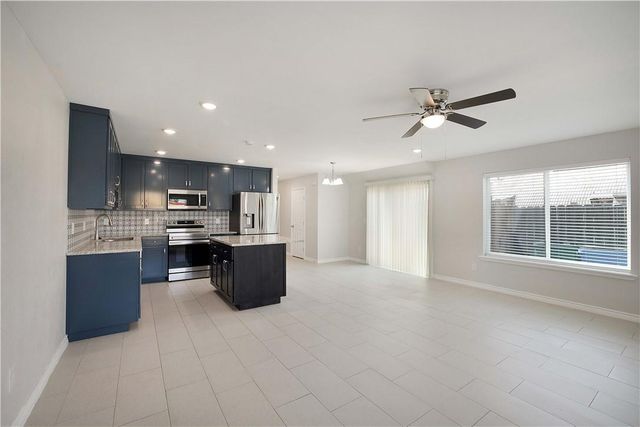 214 Lizzie ST B, Taylor, TX 76574