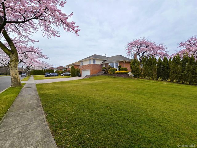 117 Olive Lane, Manhasset Hills, NY 11040