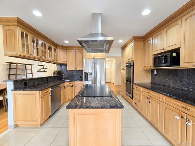 117 Olive Lane, Manhasset Hills, NY 11040