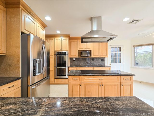 117 Olive Lane, Manhasset Hills, NY 11040