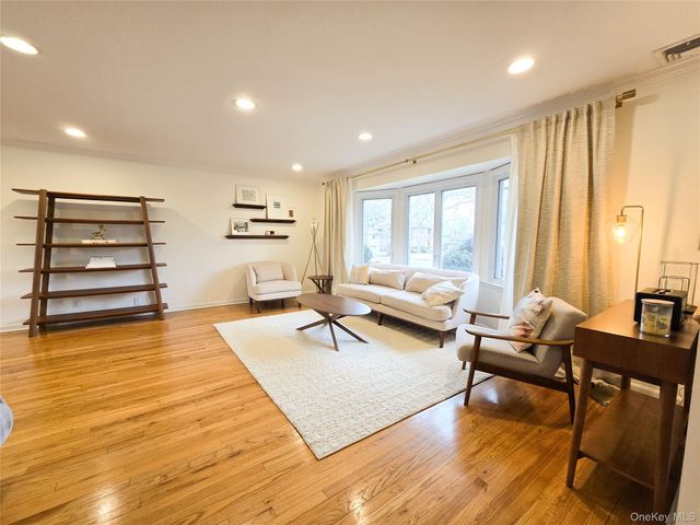 117 Olive Lane, Manhasset Hills, NY 11040