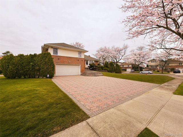 117 Olive Lane, Manhasset Hills, NY 11040
