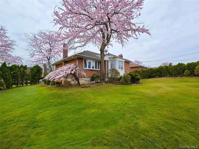 117 Olive Lane, Manhasset Hills, NY 11040