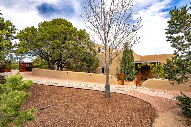 42 Entrada, Santa Fe, NM 87507