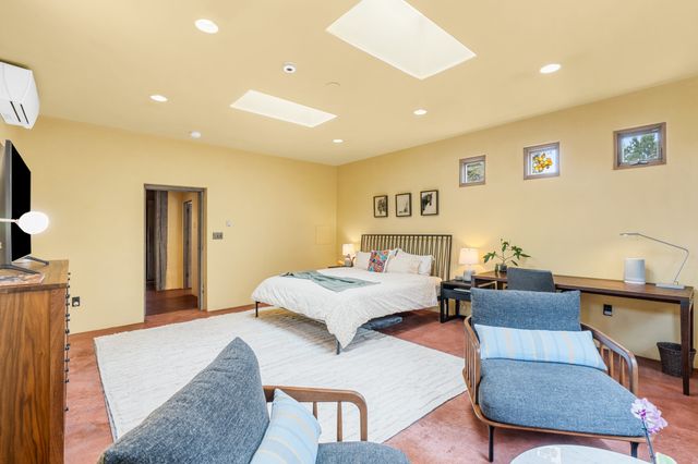 42 Entrada, Santa Fe, NM 87507