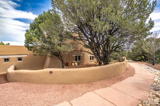 42 Entrada, Santa Fe, NM 87507