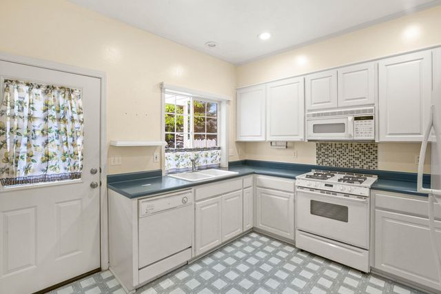 906 Mary Jane Avenue, Ashland, OR 97520
