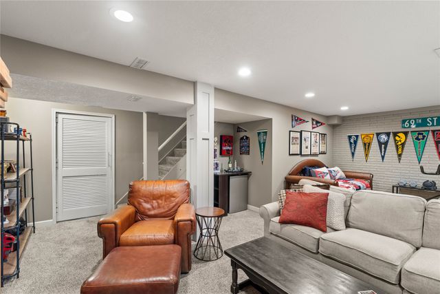 2604 69th Street, Urbandale, IA 50322