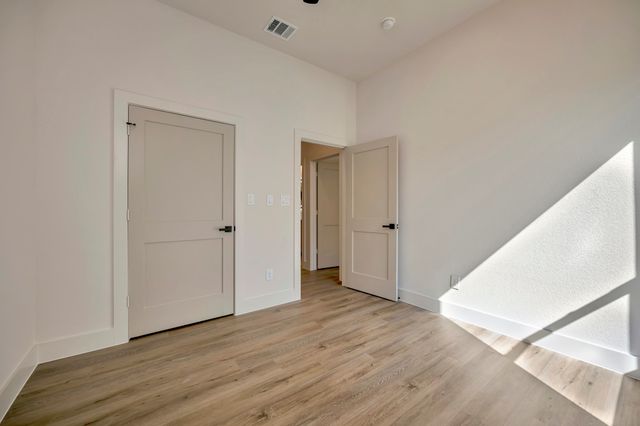 929 E Magnolia Avenue, Fort Worth, TX 76104