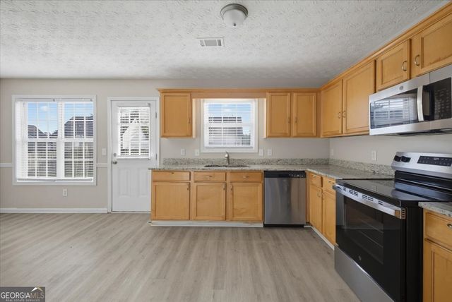 3246 Shady Valley Lane, Loganville, GA 30052