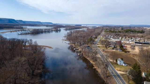 1626 LAKESHORE DRIVE, La Crosse, WI 54603