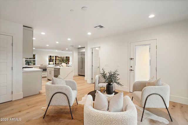 8212 E WILSHIRE Drive, Scottsdale, AZ 85257