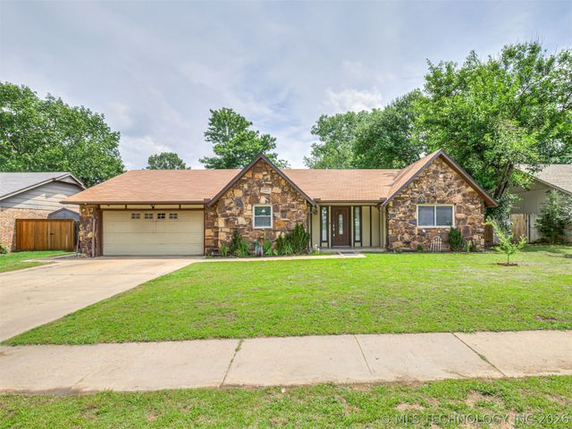 205 Fox Run Circle, Jenks, OK 74037