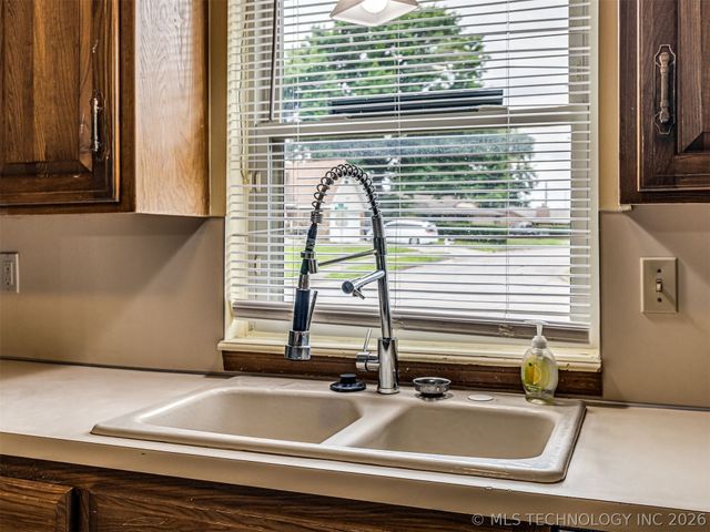 205 Fox Run Circle, Jenks, OK 74037