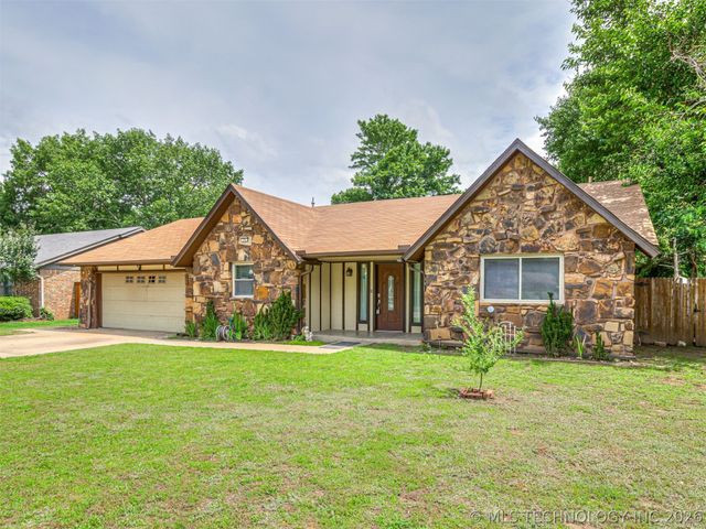 205 Fox Run Circle, Jenks, OK 74037
