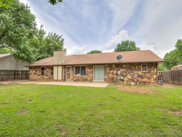 205 Fox Run Circle, Jenks, OK 74037