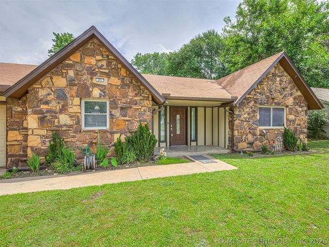 205 Fox Run Circle, Jenks, OK 74037