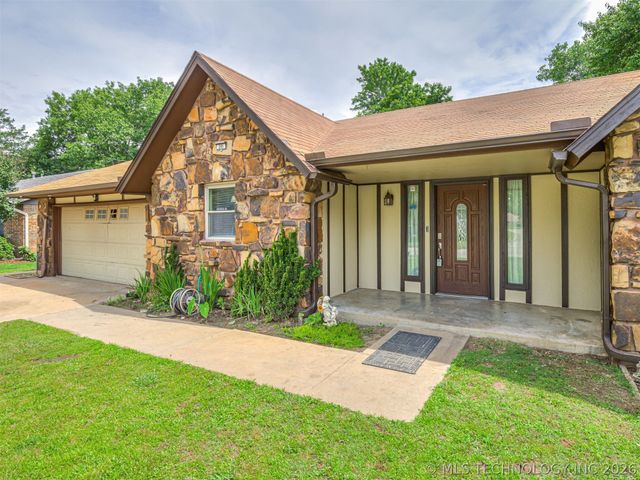 205 Fox Run Circle, Jenks, OK 74037