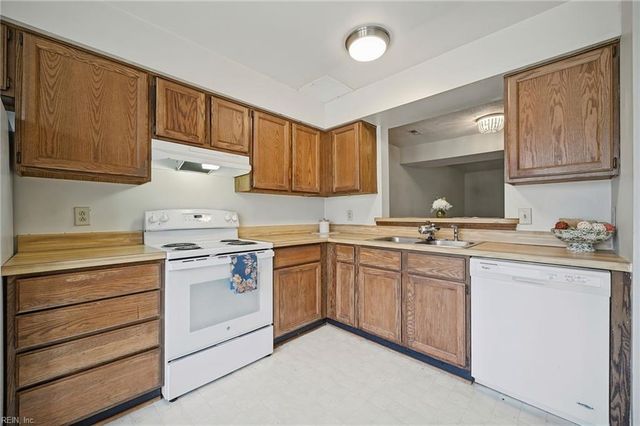 2303 Breakers CT, Virginia Beach, VA 23451
