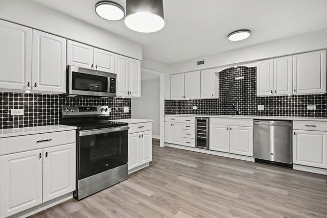 1671 Mission Hills Road 201, Northbrook, IL 60062