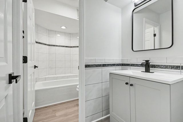 1671 Mission Hills Road 201, Northbrook, IL 60062